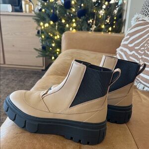 Sorel Waterproof Tan snow rain boots NWOT Size 9